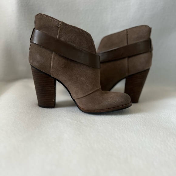 BCBG Size 6M Taupe Brown Leather/ Suede Booties - Picture 3 of 16